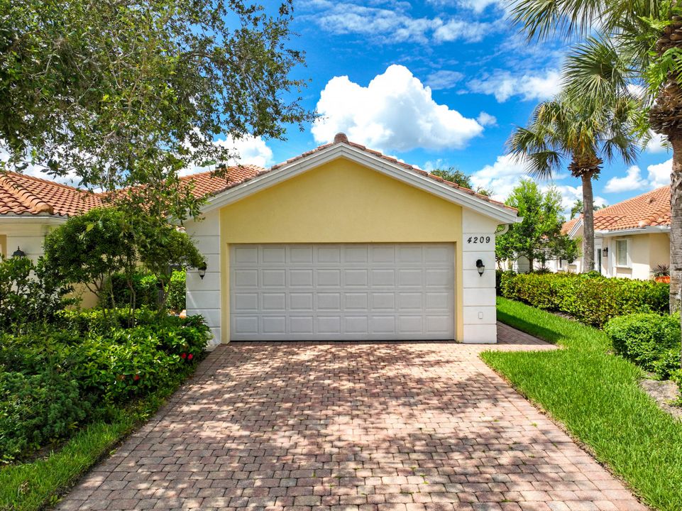 4209 St George Ln, Naples, FL 34119