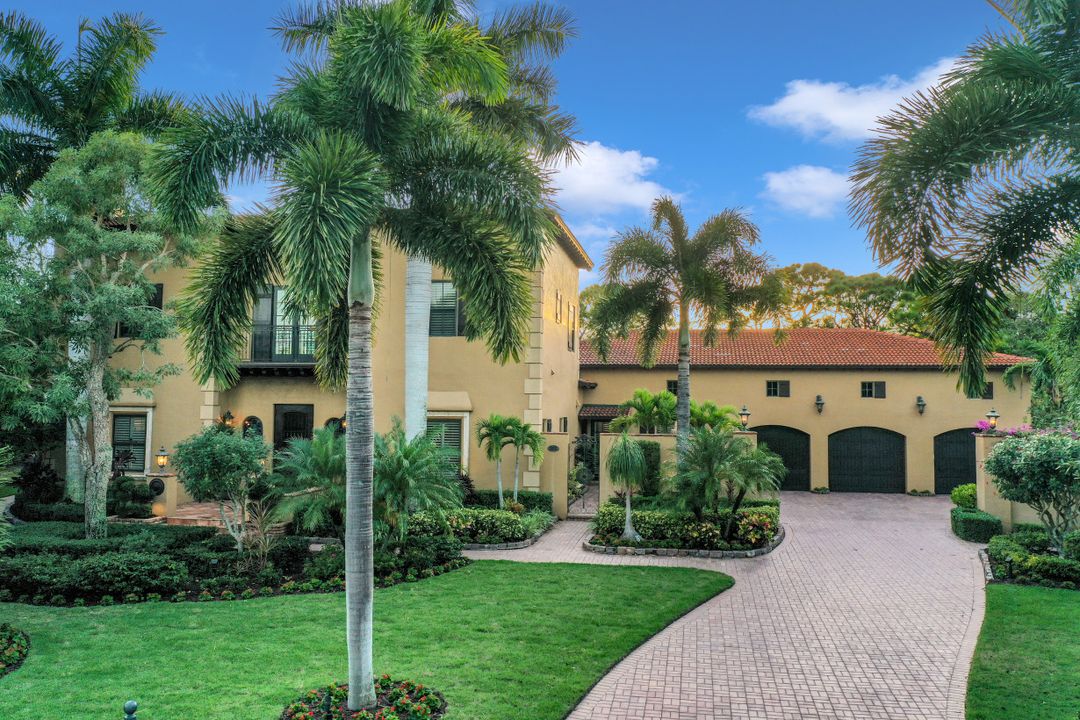 353 Chancery Cir, Naples, FL 34110