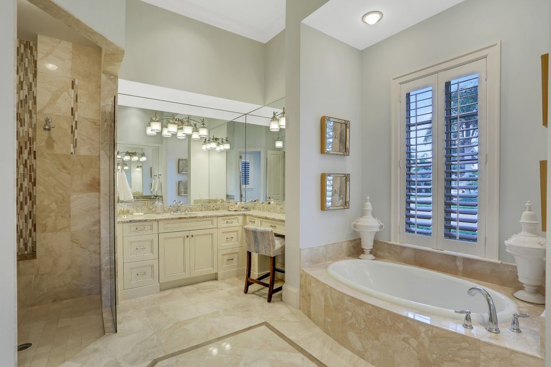 2086 Torino Way, Naples, FL 34105