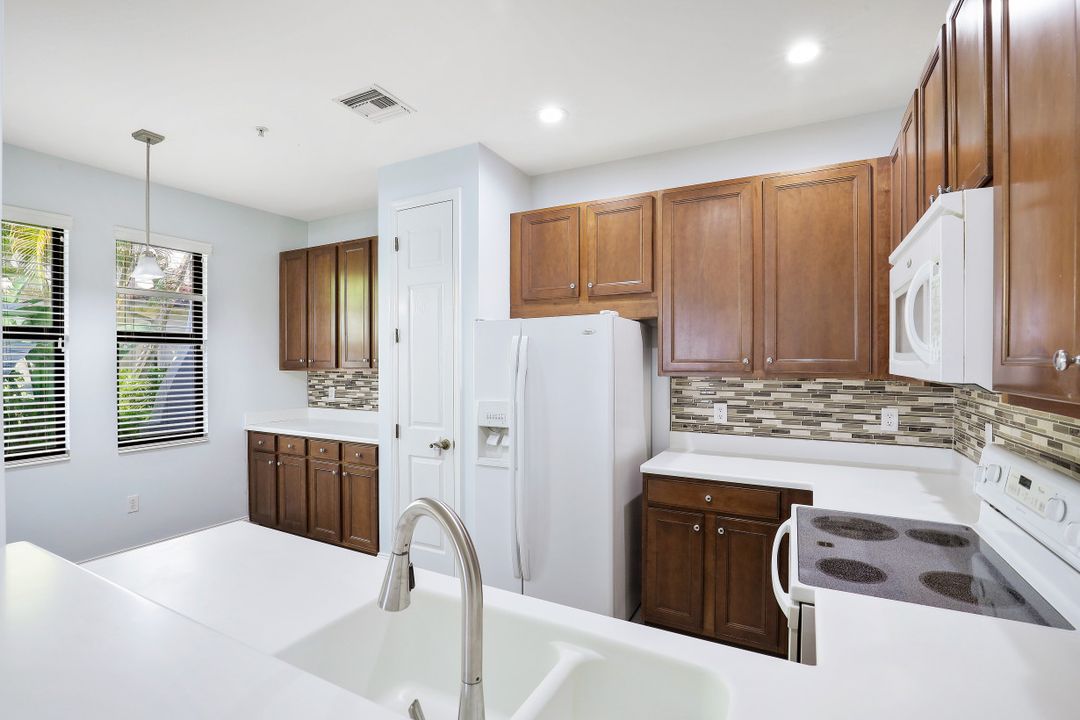 1391 Santiago Cir #902, Naples, FL 34113