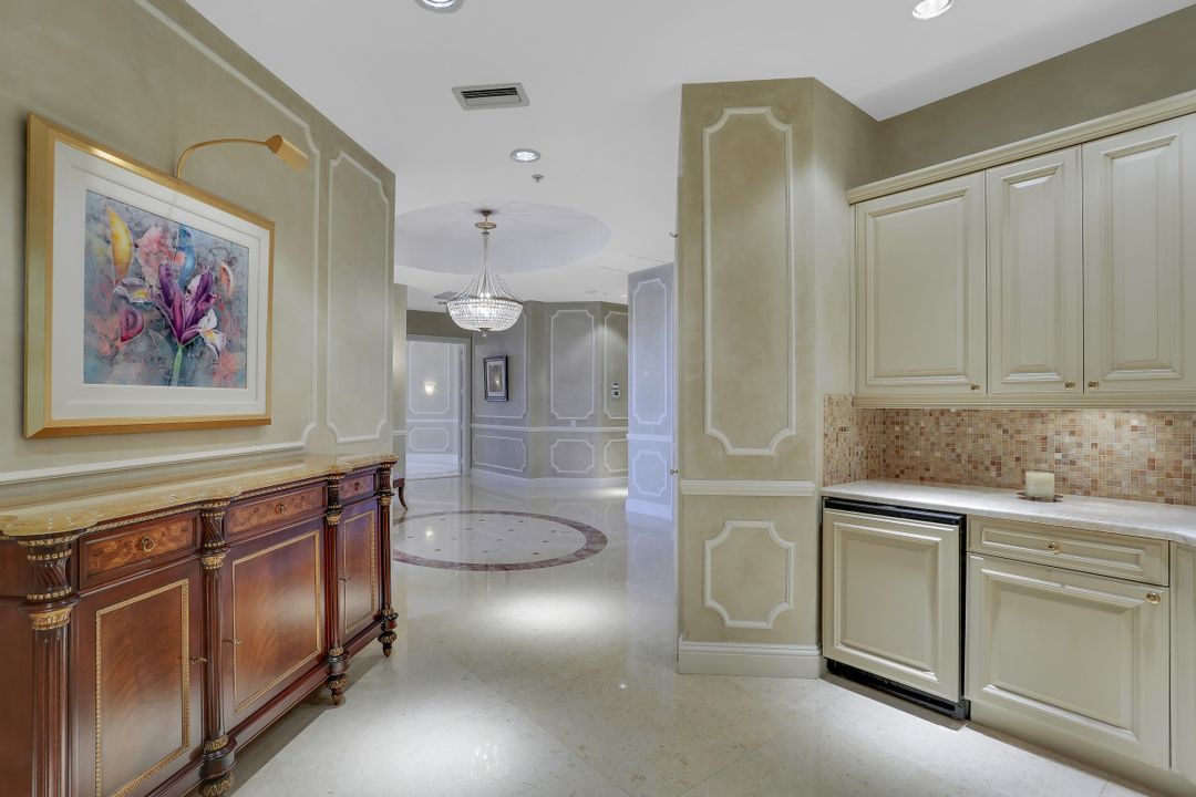 81 Seagate Dr #2001, Naples, FL 34103