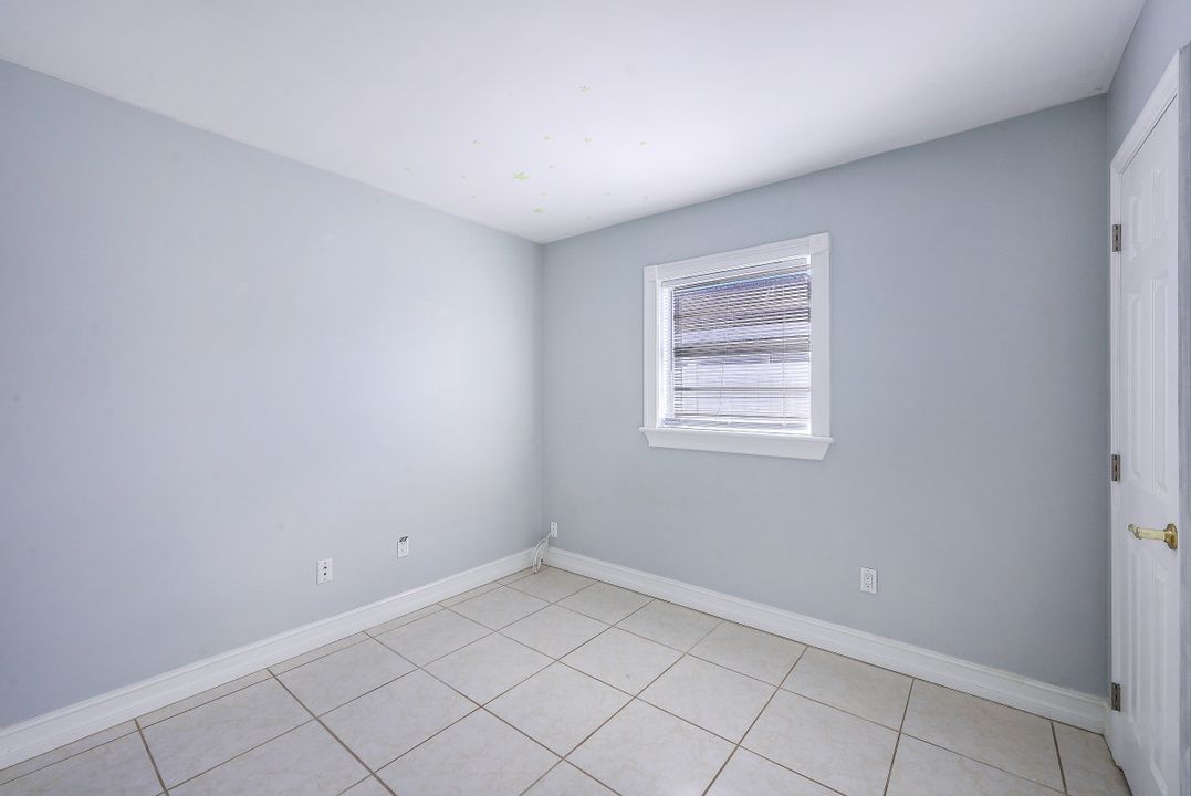 513 104th Ave N, Naples, FL 34108