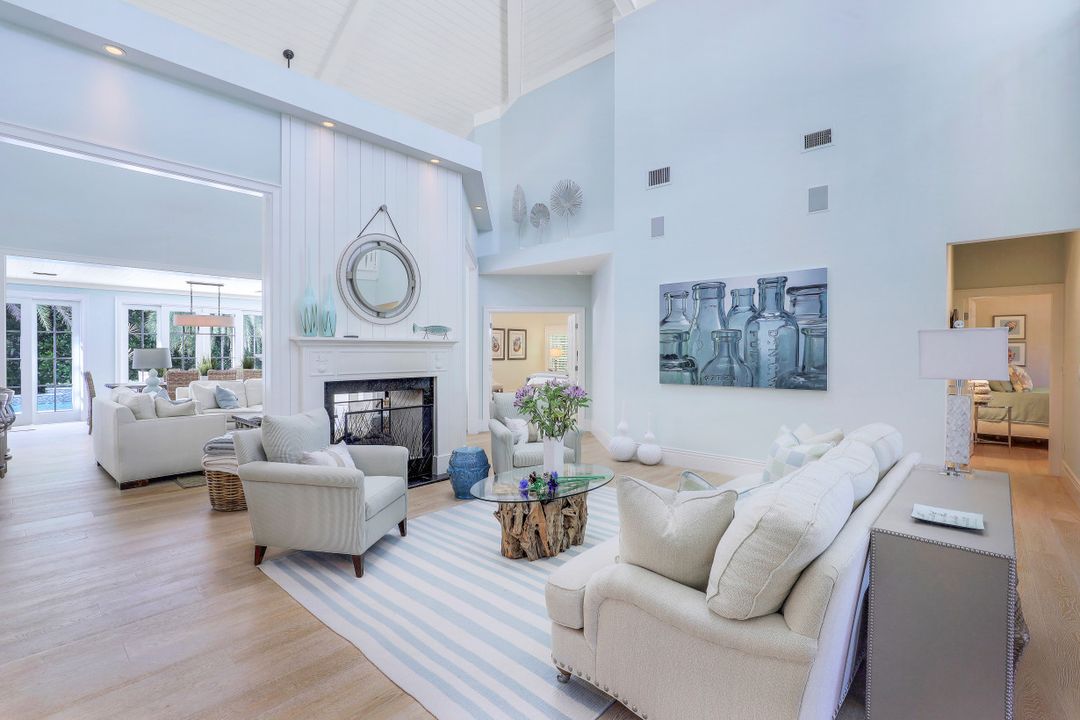 154 4th Ave N, Naples, FL 34102