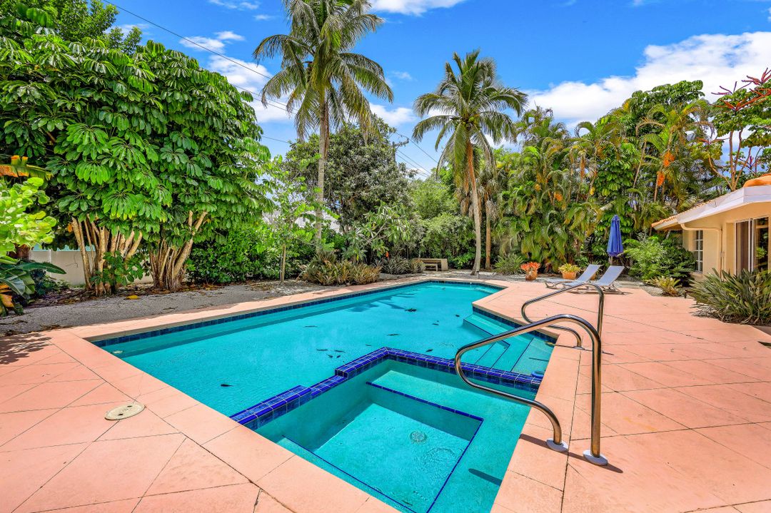 280 S Golf Dr, Naples, FL 34102