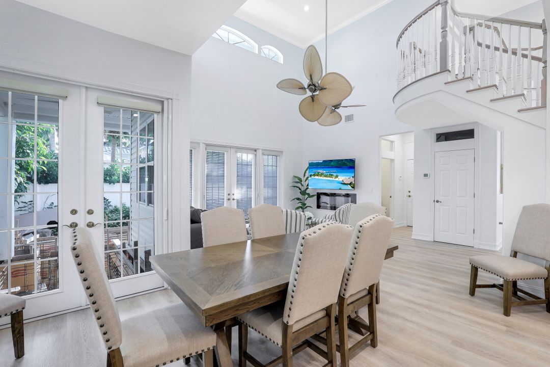 160 3rd St N, Naples, FL 34102