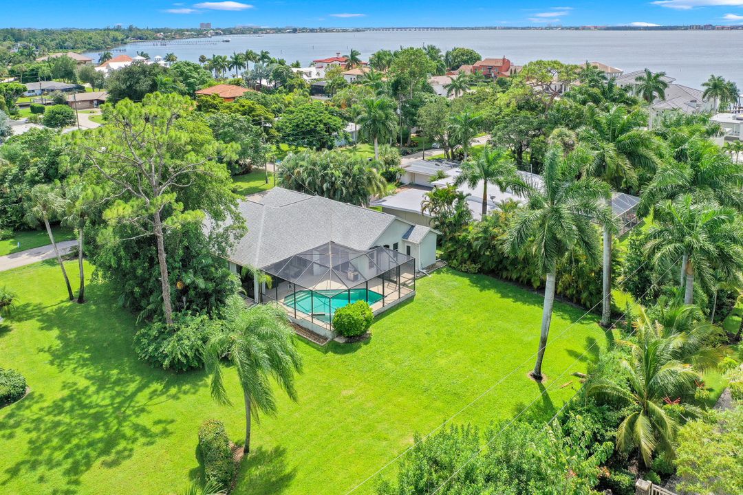 997 Aqua Ln, Fort Myers, FL 33919