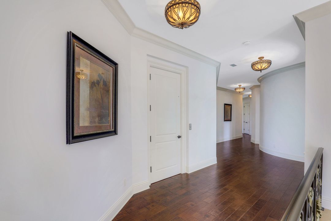 1940 6th St S, Naples, FL 34102