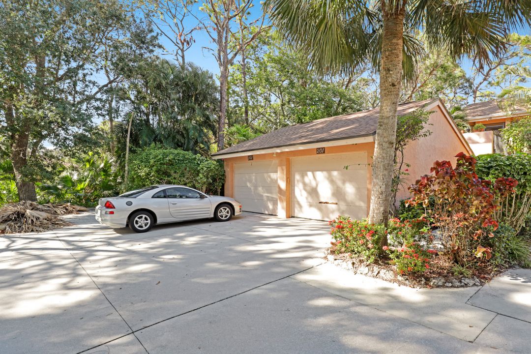 325 Bay Forest Dr #201, Naples, FL 34110