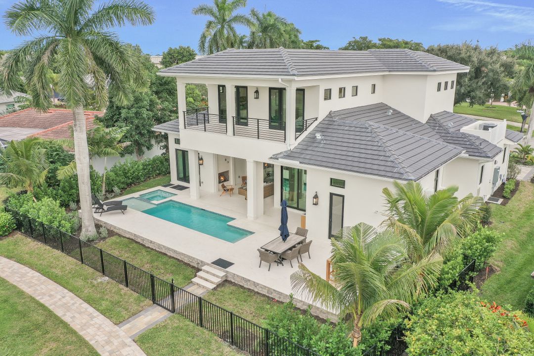 725 Parkview Ln, Naples, FL 34103