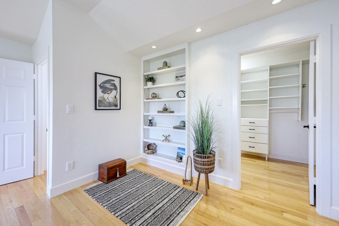 438 Lagoon Ave, Naples, FL 34108