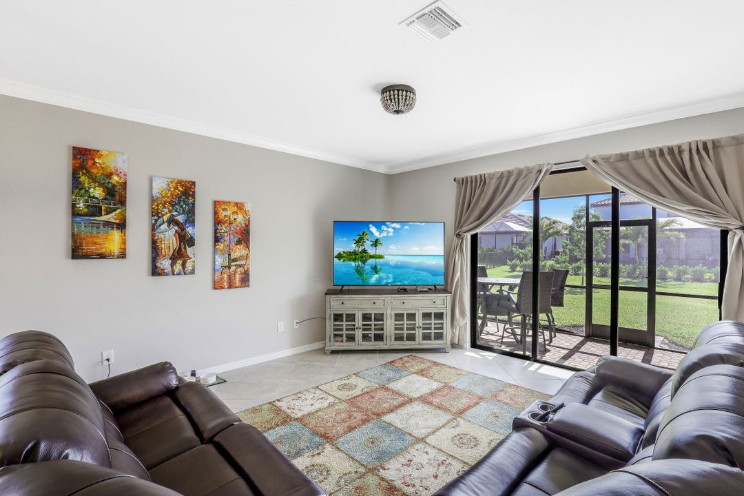 9460 Foxglove Ln, Naples, FL 34120