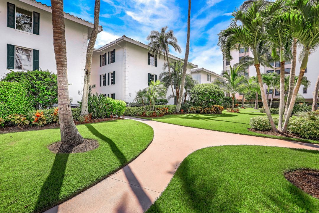 10573 Gulf Shore Dr #304, Naples, FL 34108