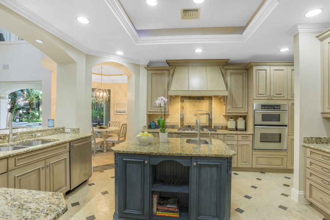 33 3rd St S, Naples, FL 34102