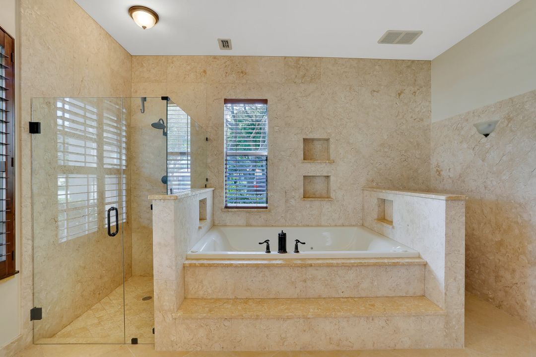 6615 Chestnut Cir, Naples, FL 34109