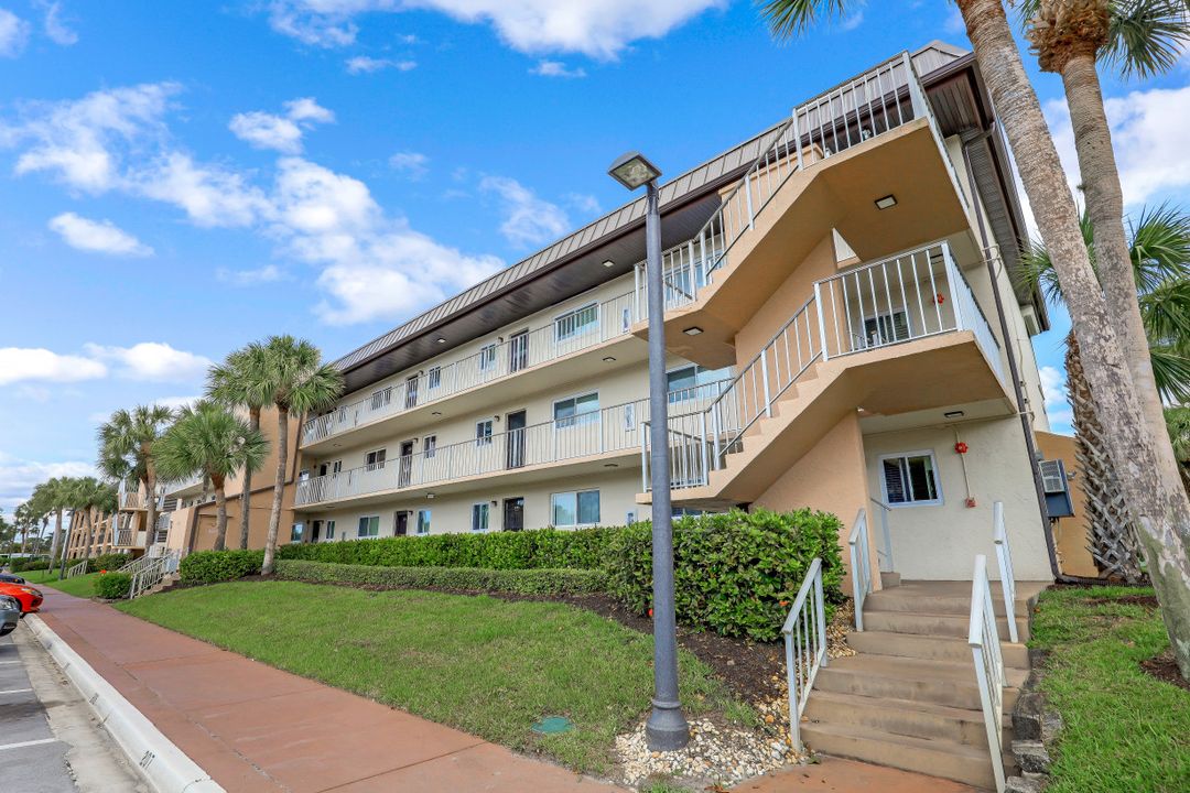 1004 Manatee Rd, Naples, FL 34114