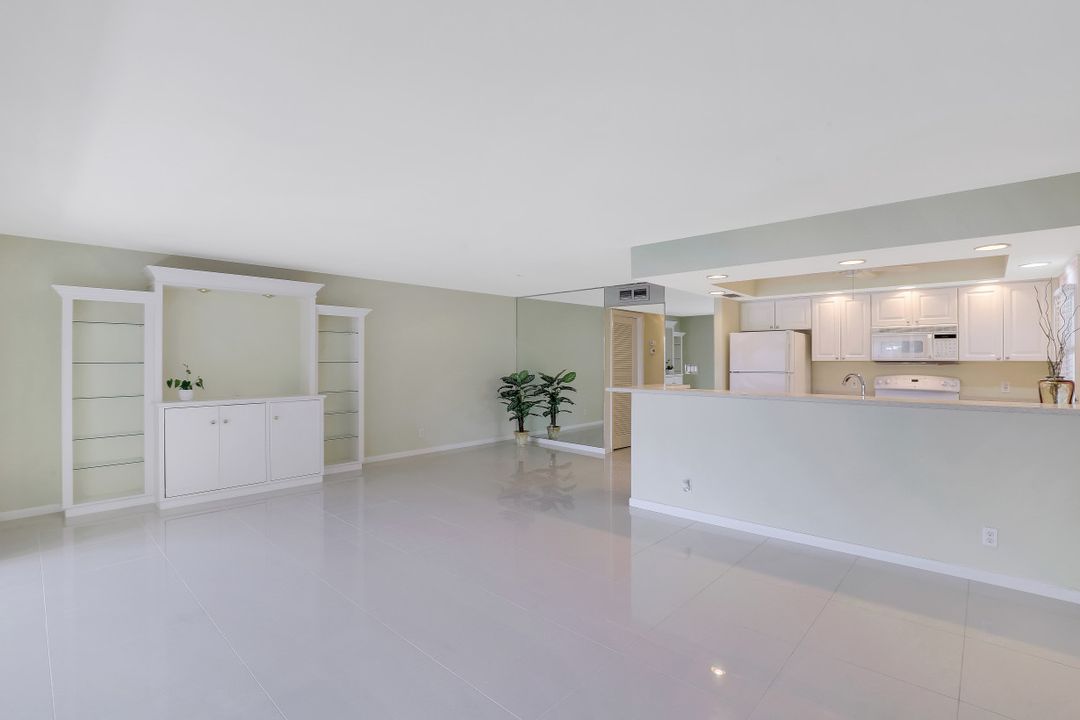 222 Harbour Dr #104, Naples, FL 34103