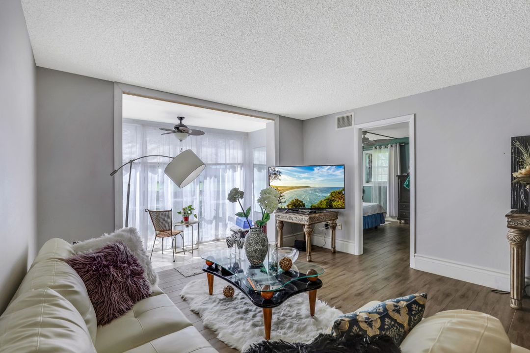 100 Forest Lakes Blvd #112, Naples, FL 34105