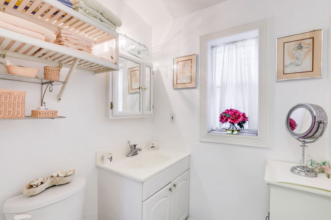 349 2nd Ave N, Naples, FL 34102