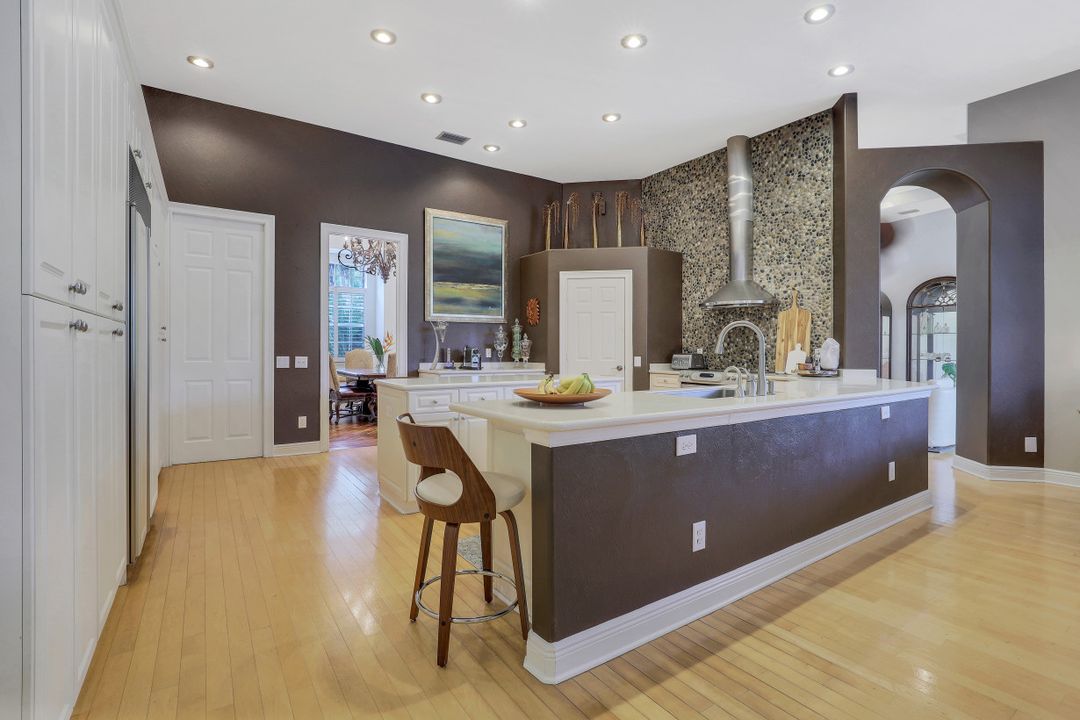 9925 Clear Lake Cir, Naples, FL 34109