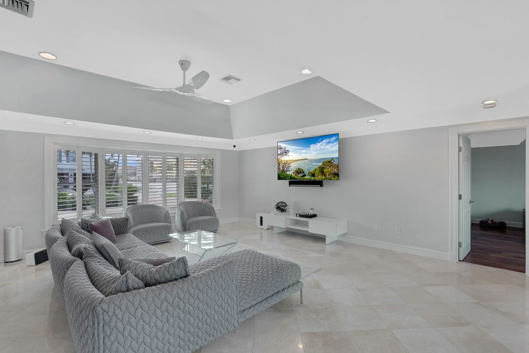 151 Bayview Ave, Naples, FL 34108