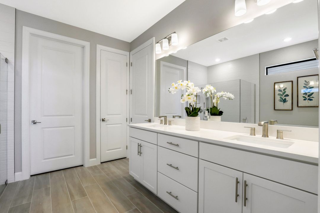 9765 Everglades Dr, Naples, FL 34120