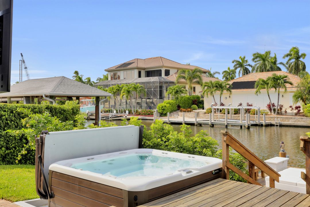 151 Bayview Ave, Naples, FL 34108