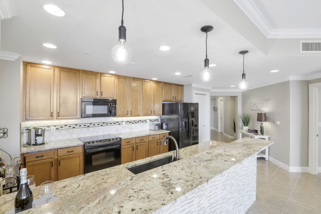 5793 Cape Harbour Dr #819, Cape Coral, FL 33914