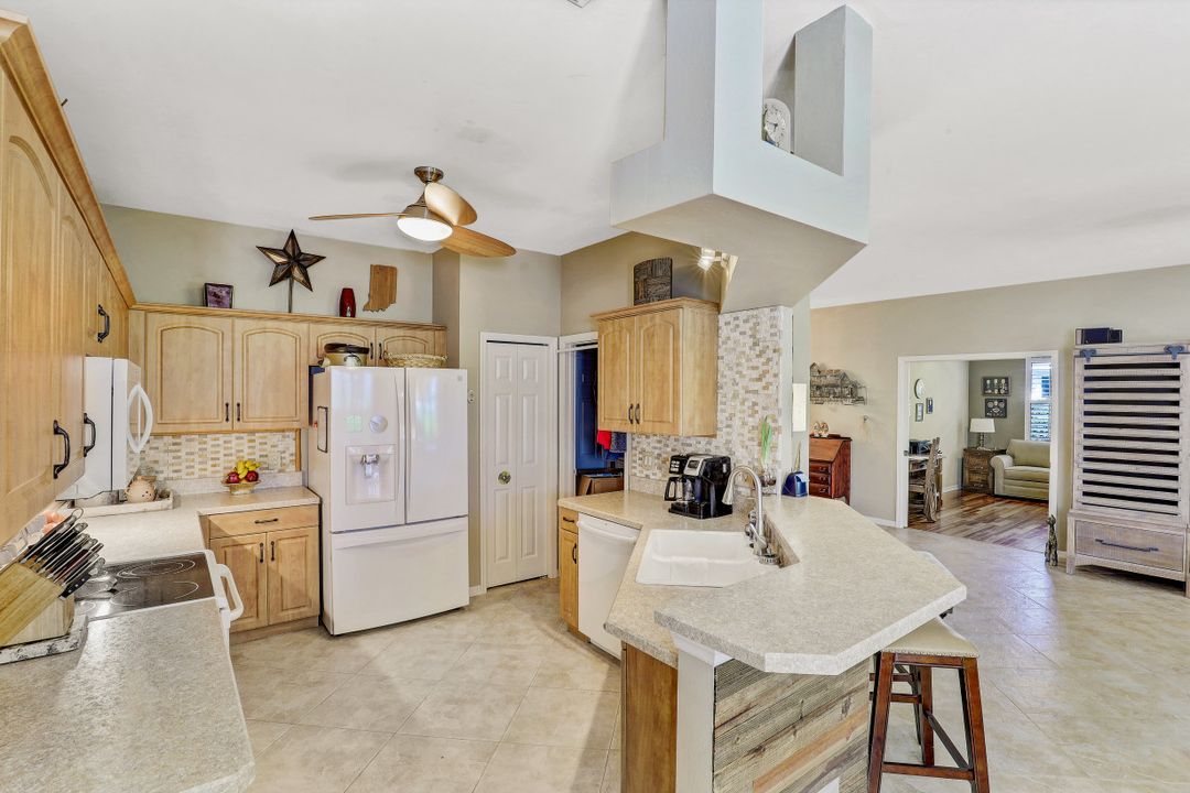 200 Stanhope Cir, Naples, FL 34104