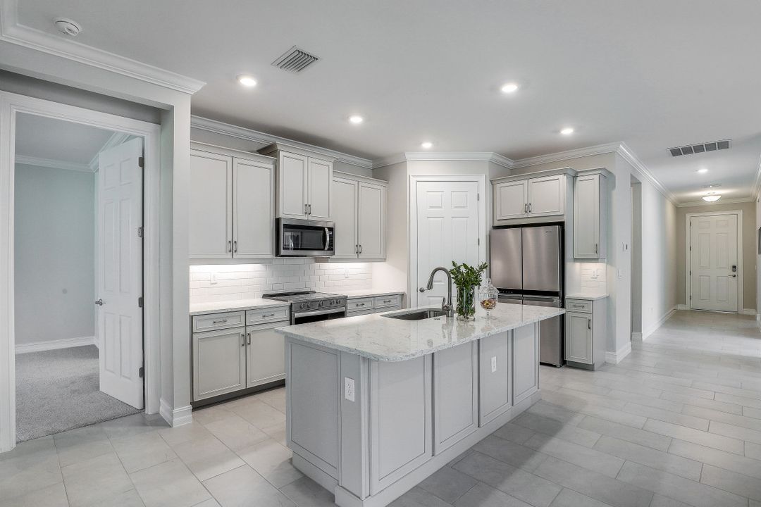 315 Tamarindo Ln, Naples, FL 34114