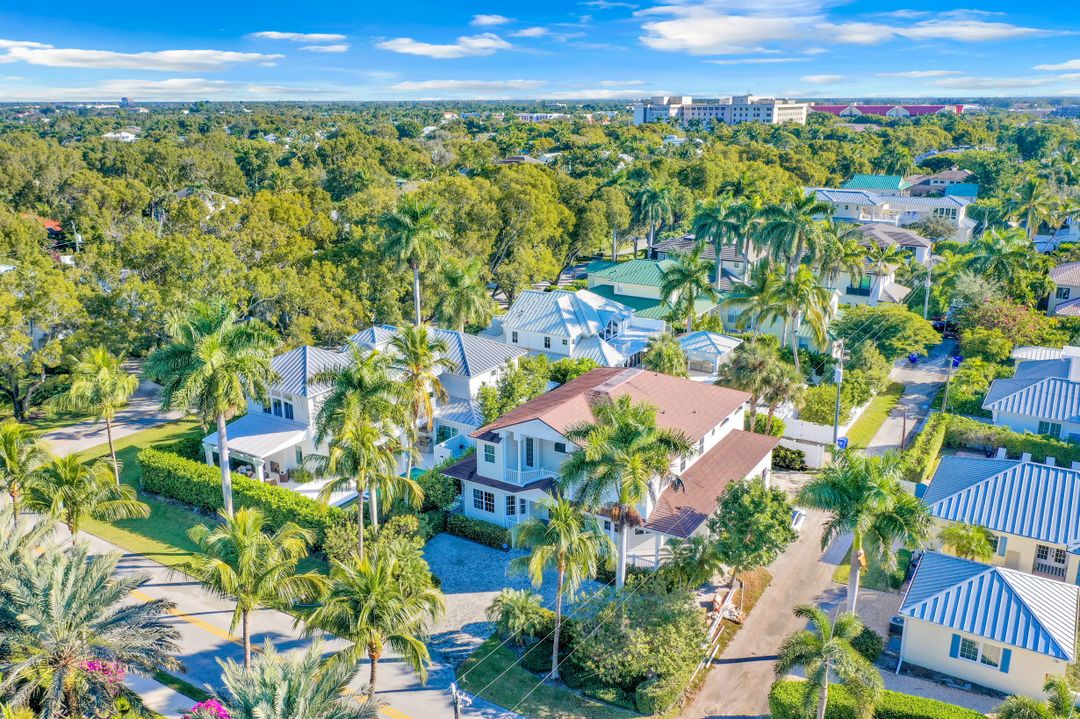 160 3rd St N, Naples, FL 34102