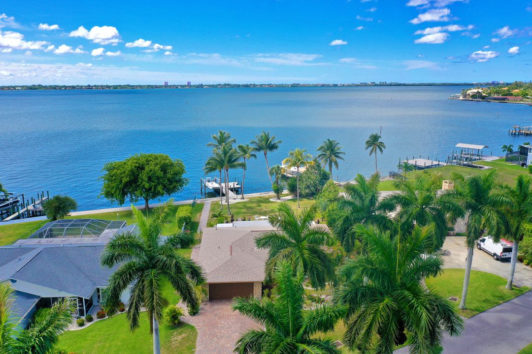 256 Bayshore Dr, Cape Coral, FL 33904