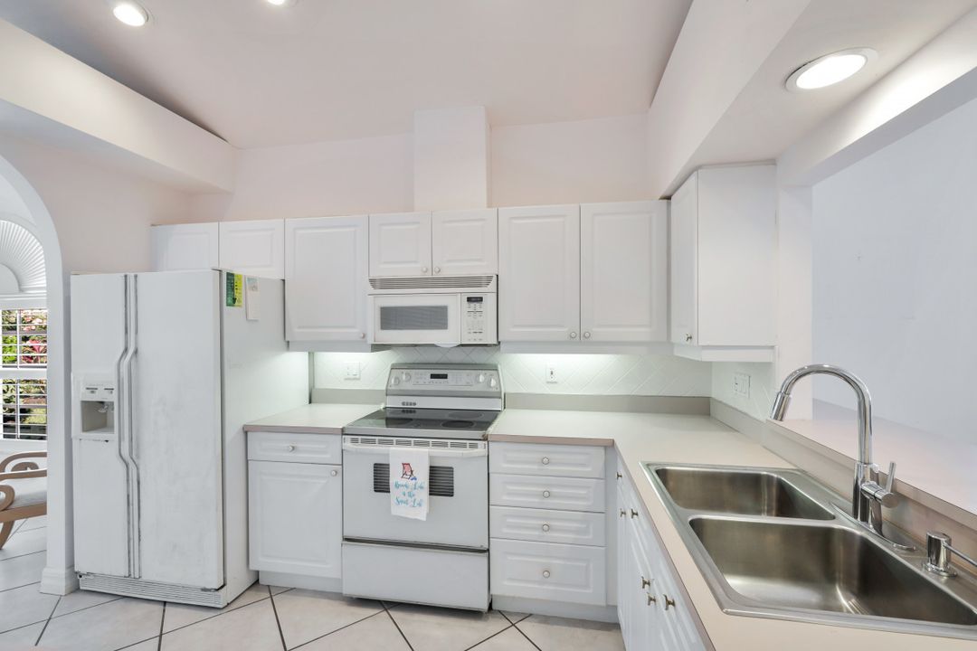 586 93rd Ave N, Naples, FL 34108