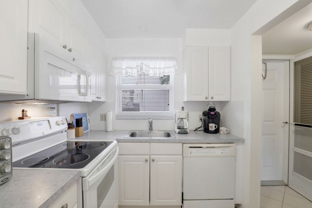 180 Turtle Lake Ct #103, Naples, FL 34105