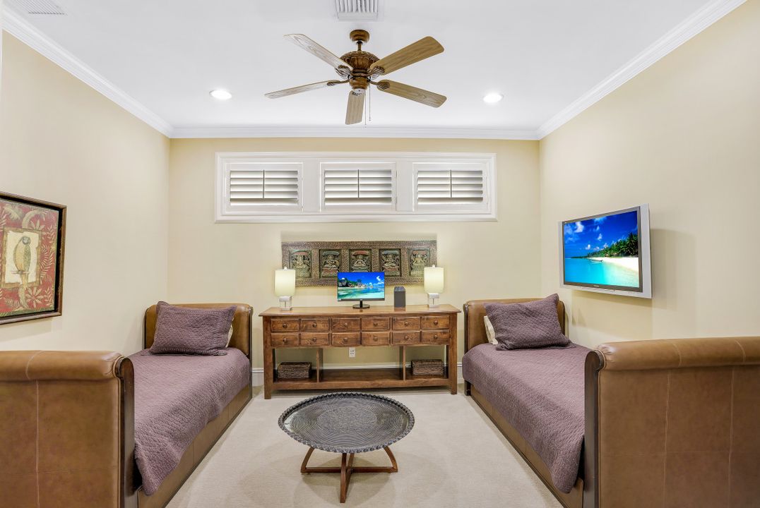 33 3rd St S, Naples, FL 34102