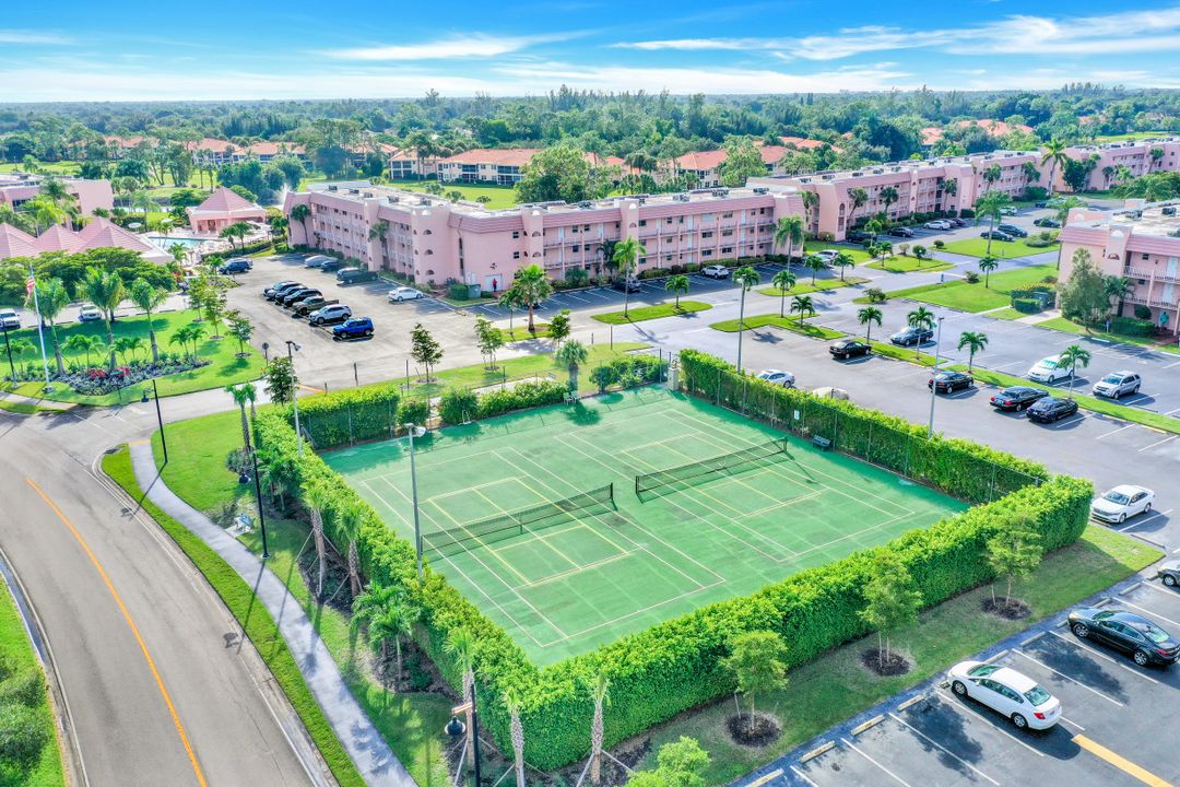 127 Forest Lakes Blvd, Naples, FL 34105