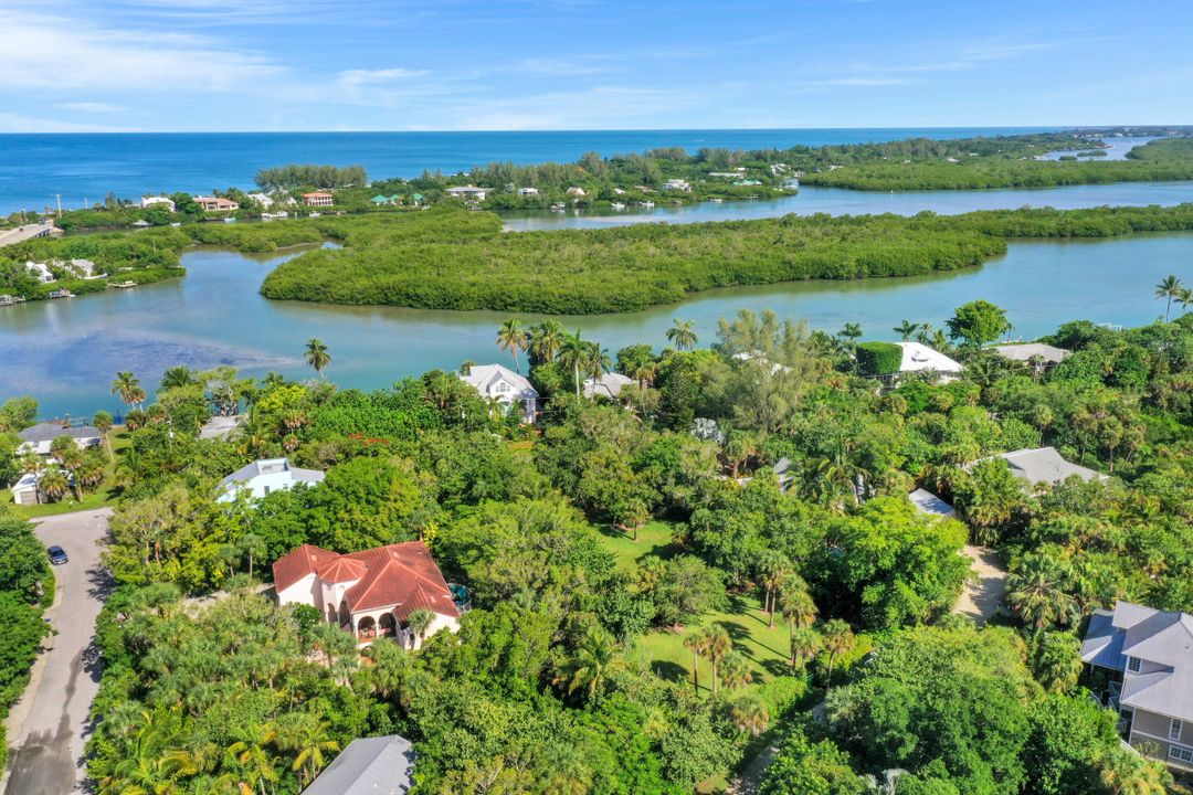 2562 Coconut Dr, Sanibel, FL 33957