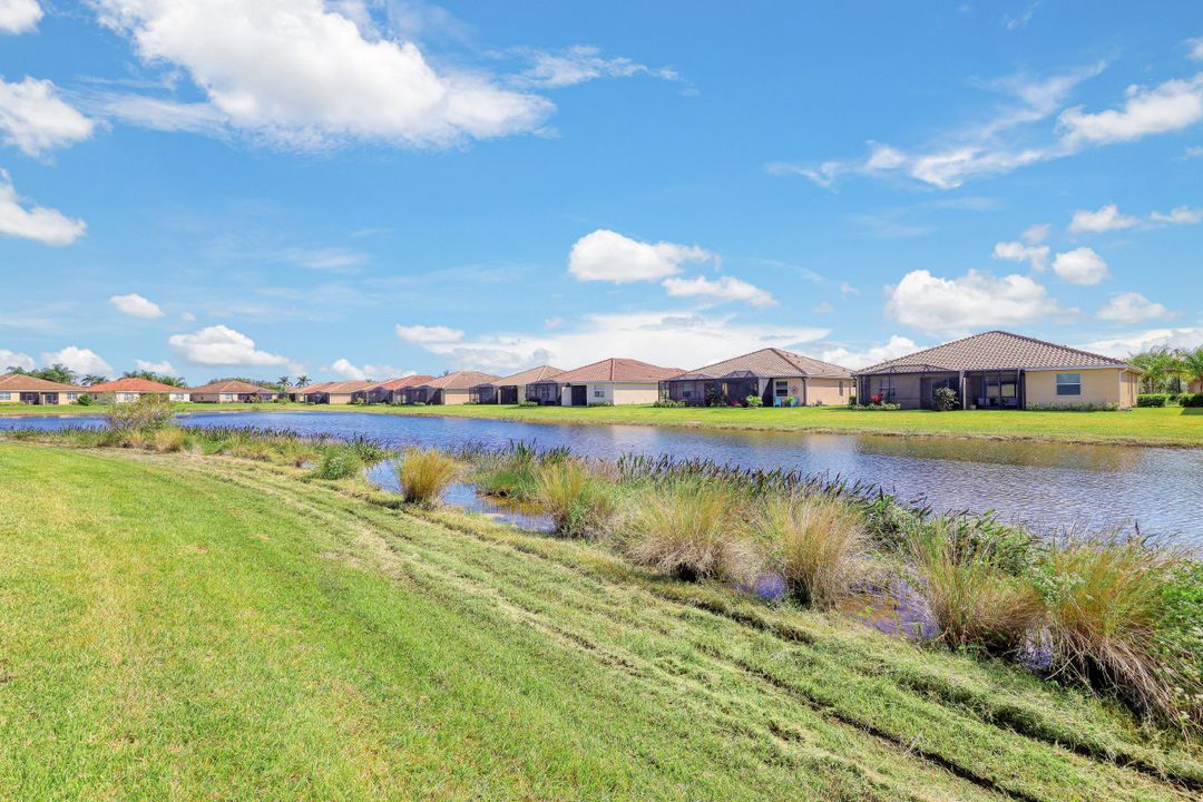 2042 Tamarron Ln, Naples, FL 34120