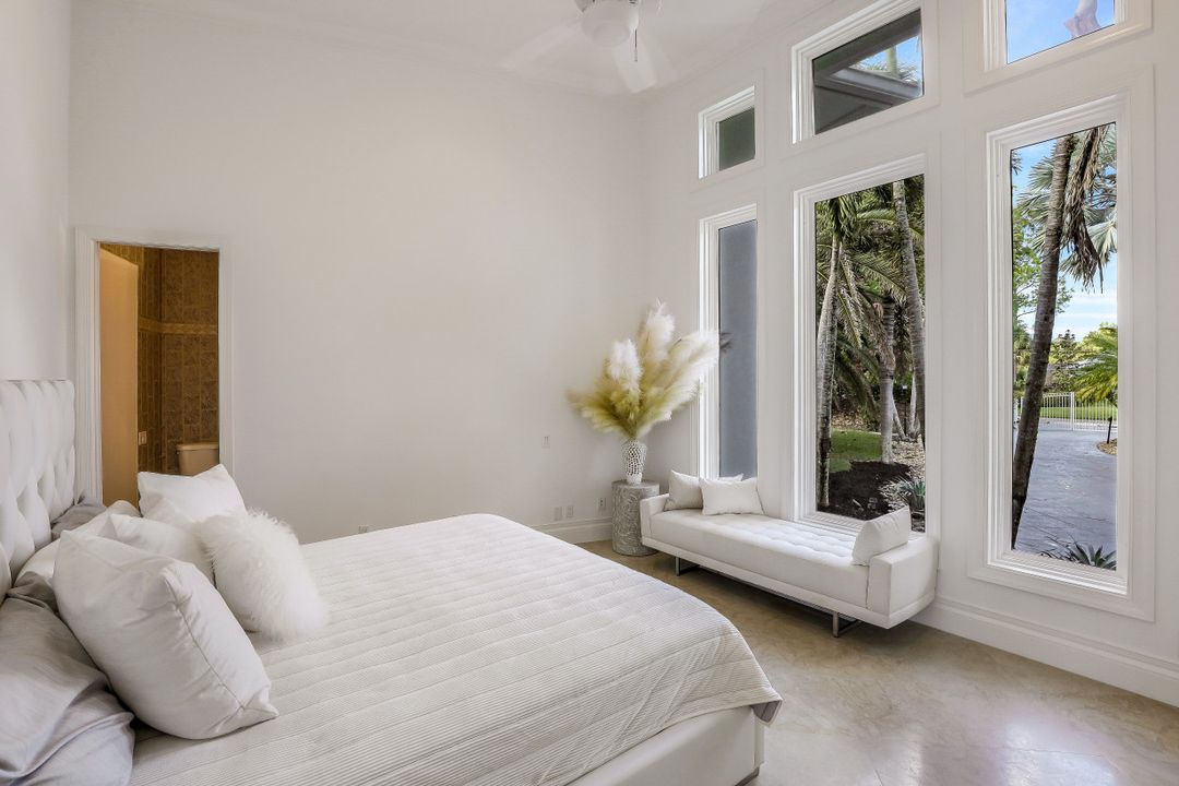 6262 Standing Oaks Ln, Naples, FL 34119