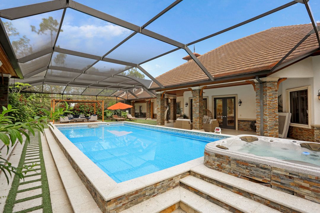 5610 Bur Oaks Ln, Naples, FL 34119