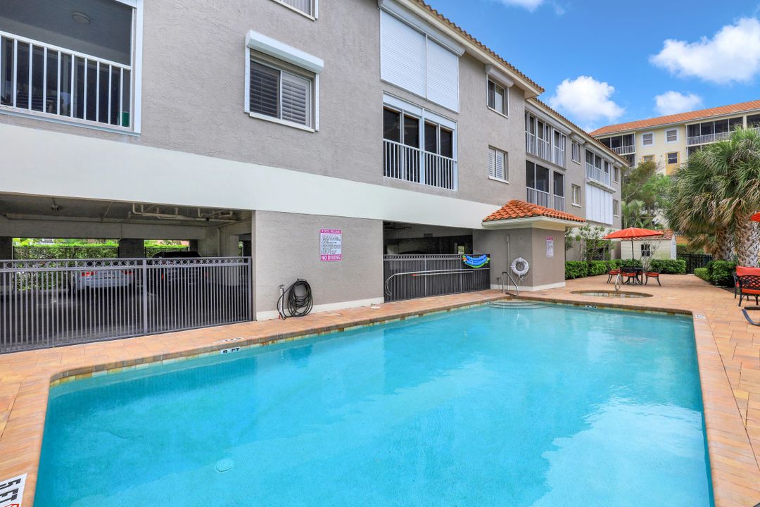 9101 Vanderbilt Dr #1-302, Naples, FL 34108