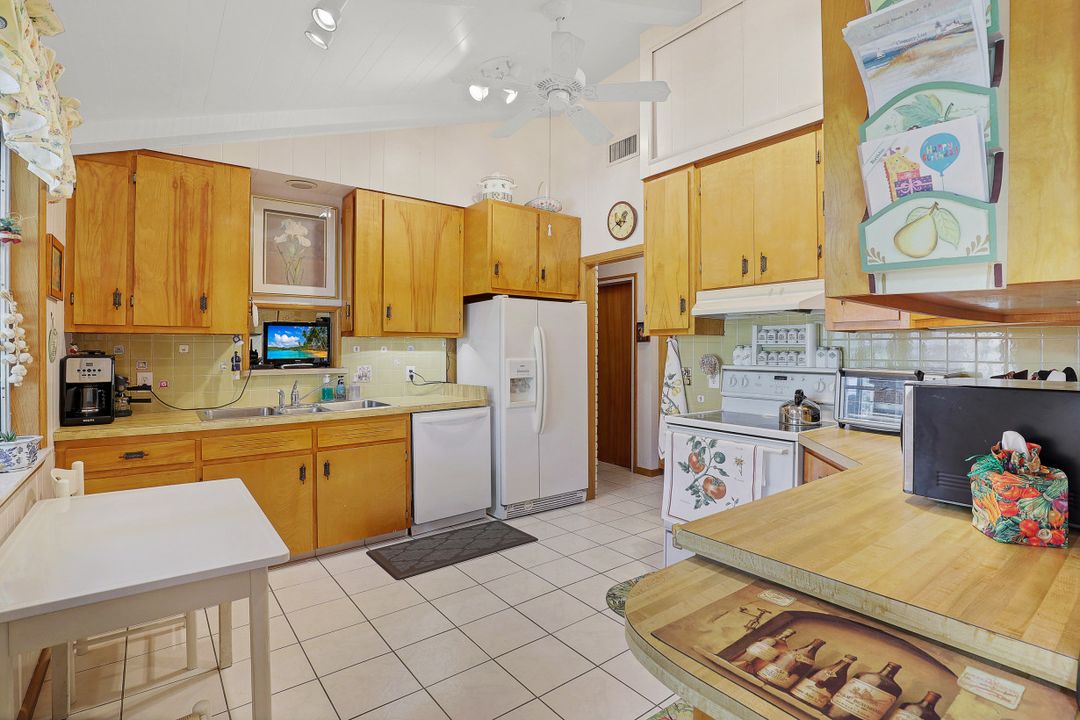 10442 Vanderbilt Dr, Naples, FL 34108