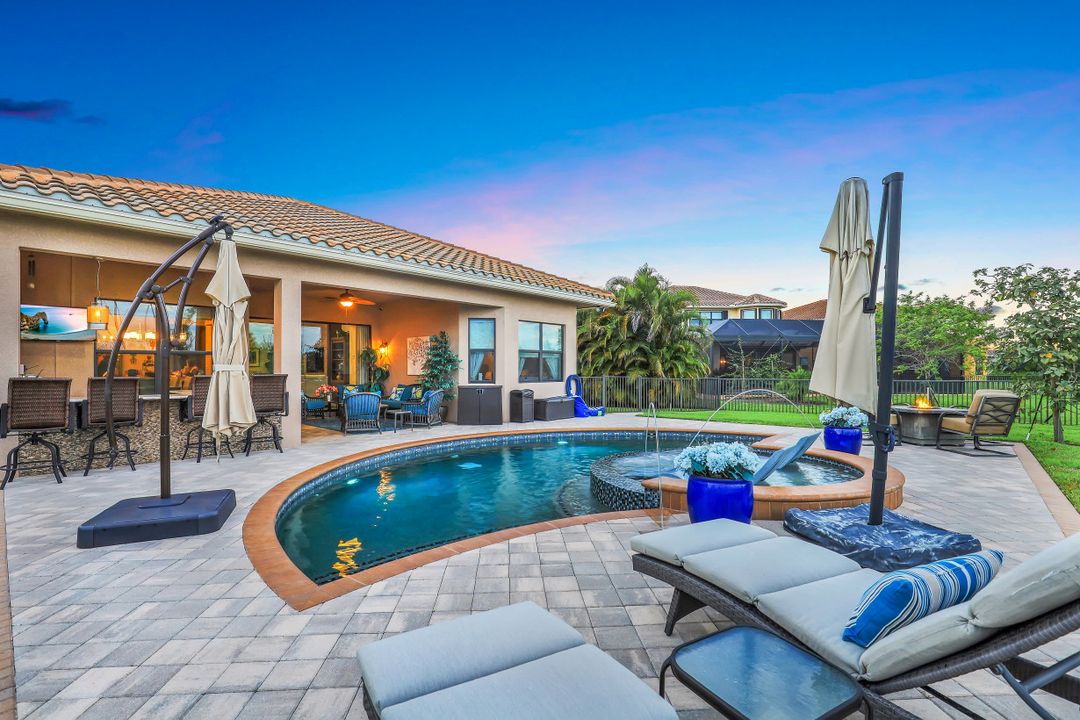 2832 Cinnamon Bay Cir, Naples, FL 34119