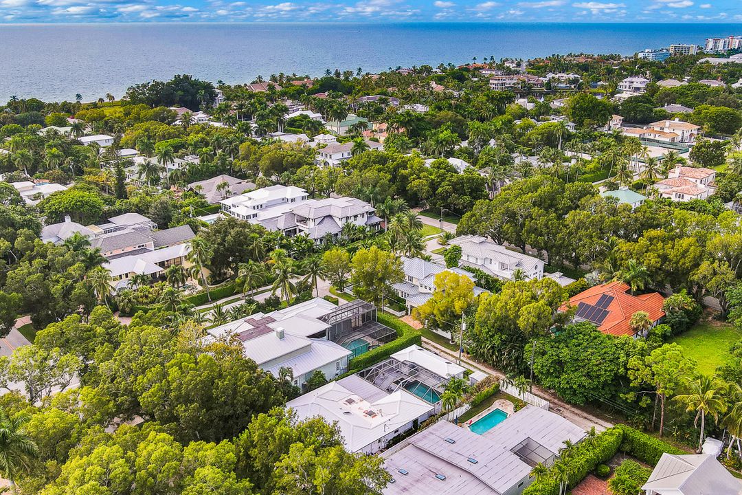 349 2nd Ave N, Naples, FL 34102