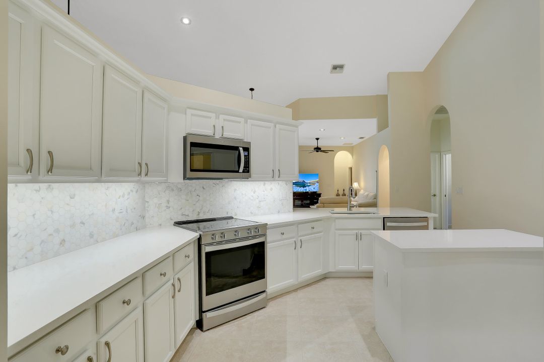 6615 Chestnut Cir, Naples, FL 34109