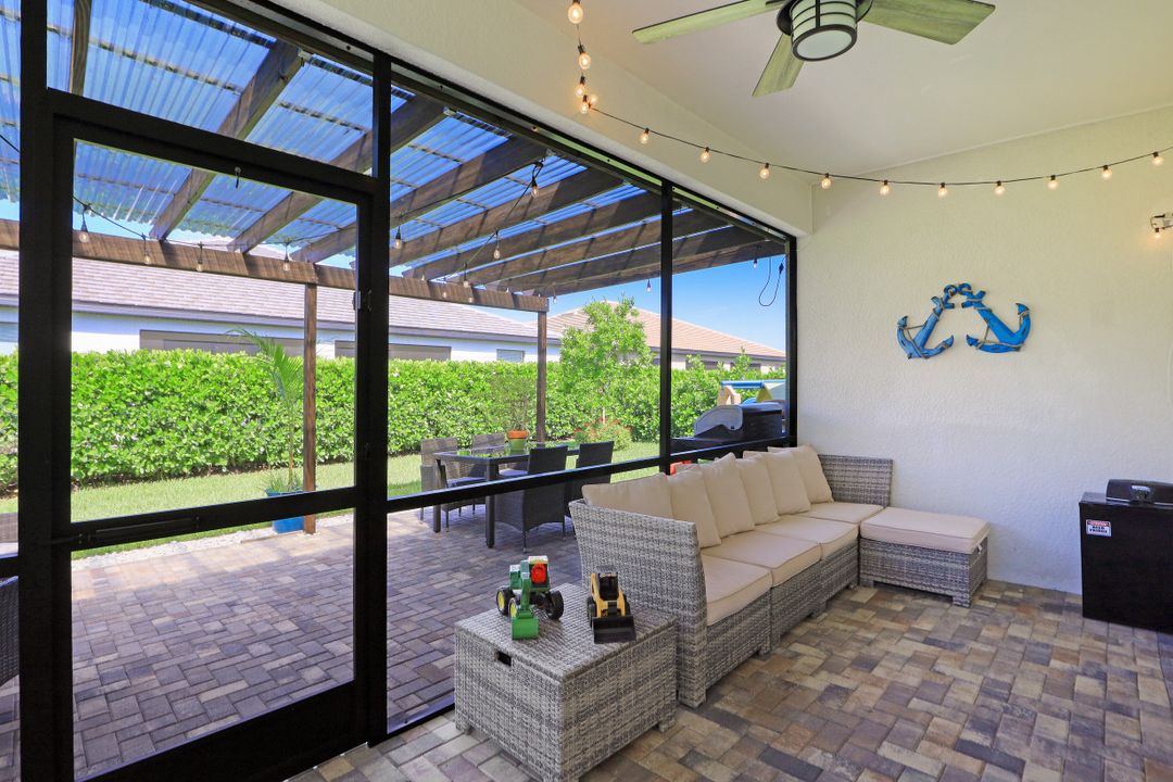 9231 Shadow Oak Ln, Naples, FL 34120