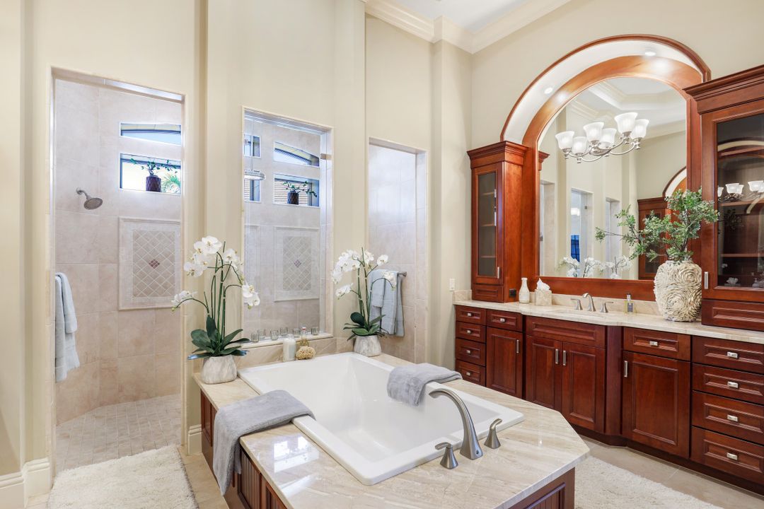 9337 Granite Ct, Naples, FL 34120