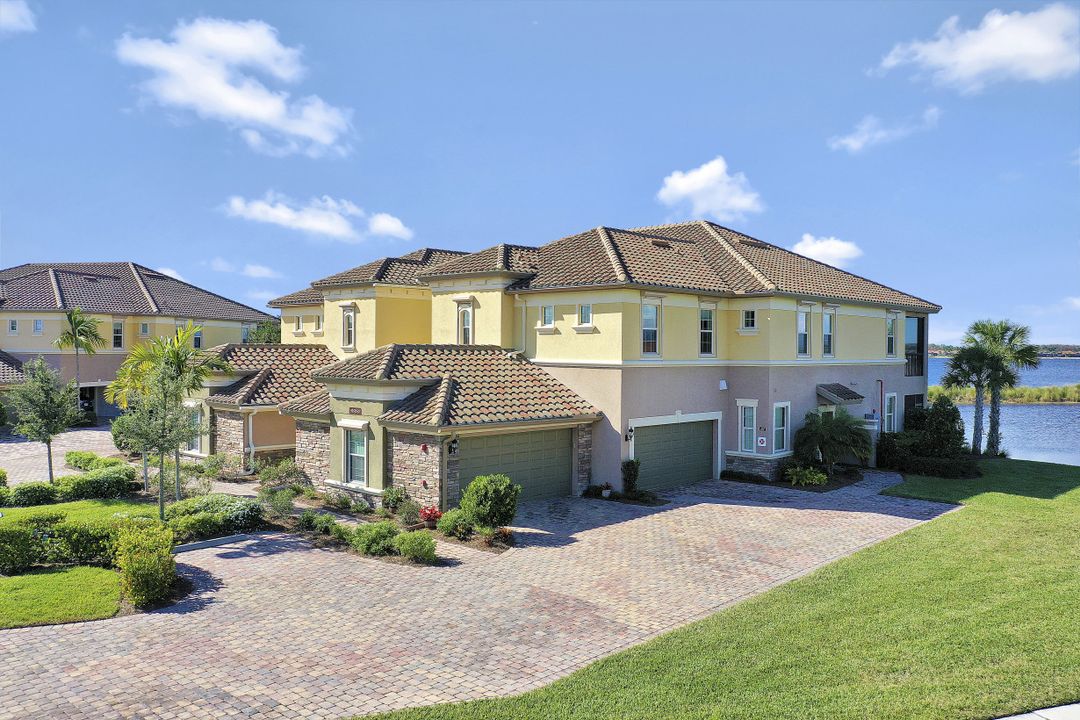 9060 Siesta Bay Dr #201, Naples, FL 34120