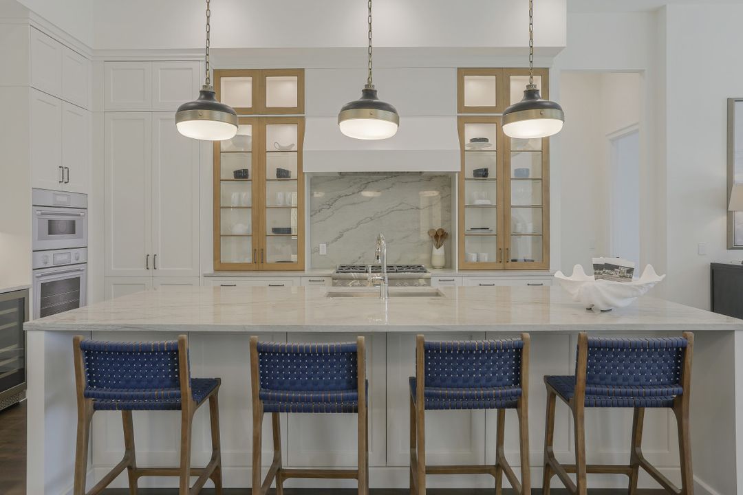 725 Parkview Ln, Naples, FL 34103