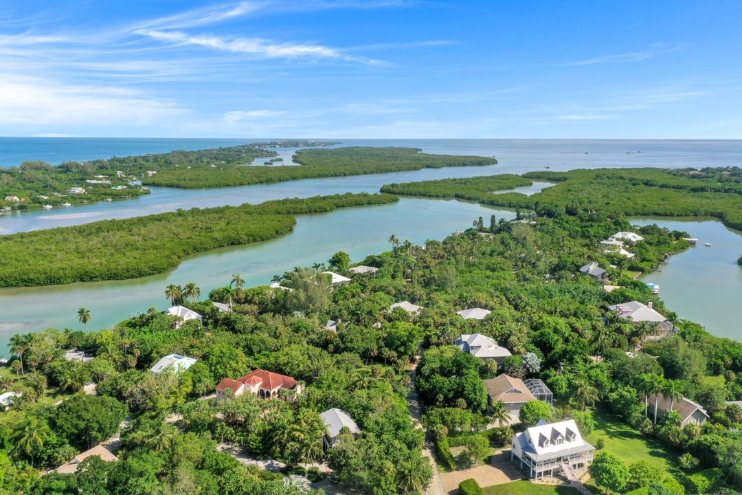 2562 Coconut Dr, Sanibel, FL 33957