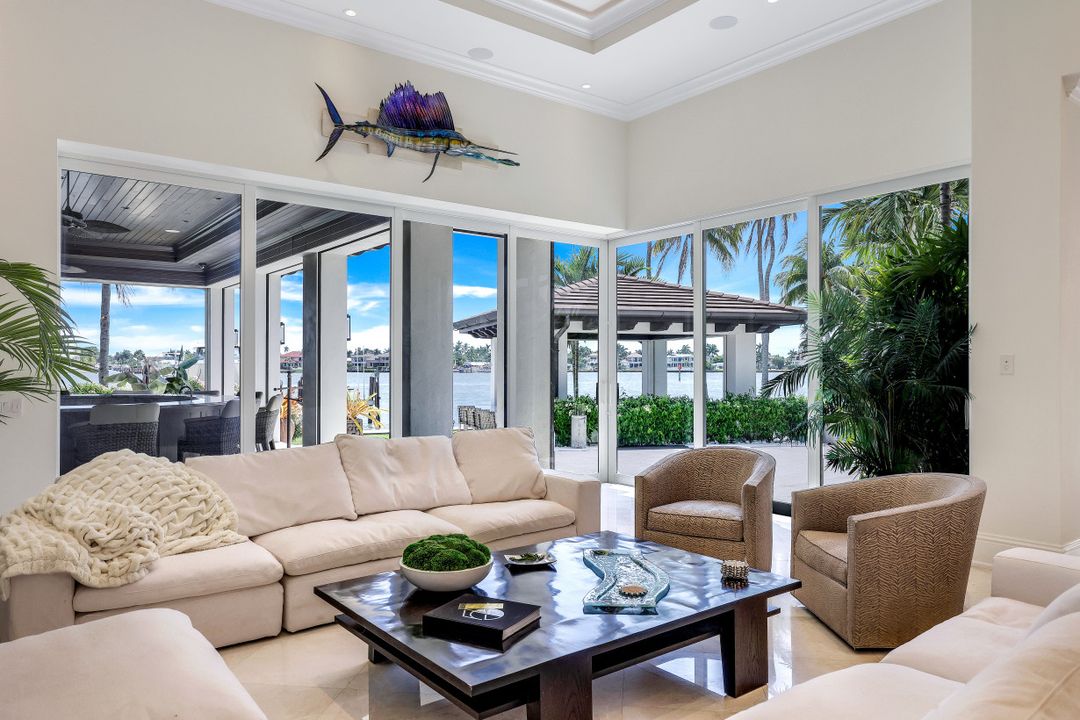 970 Aqua Cir, Naples, FL 34102